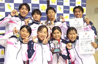 競泳８００メートルリレーでアベック優勝を果たした須磨学園の選手たち