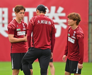 ヴィッセル神戸の公開練習に参加した小林友希（左）と古橋亨梧（右）＝２８日午前、神戸市西区櫨谷町、いぶきの森球技場（撮影・斎藤雅志）