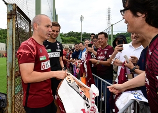 練習後、集まったサポーターと交流するＪ１神戸のイニエスタ（左）＝２８日午前、神戸市西区櫨谷町、いぶきの森球技場（撮影・斎藤雅志）
