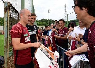 練習後、集まったサポーターと交流するＪ１神戸のイニエスタ（左）＝２８日午前、神戸市西区櫨谷町、いぶきの森球技場（撮影・斎藤雅志）