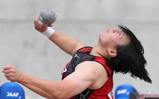 日本選手権女子砲丸投げで２位と躍進した尾山和華＝６月４日、大阪市のヤンマースタジアム長居（撮影・小林良多）