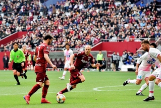 ２０１９年のホーム開幕試合でプレーするイニエスタ（中央）＝同年３月、ノエビアスタジアム神戸