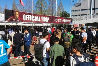 Ｊ１神戸のグッズ売店に並ぶ長蛇の列＝２０１８年１１月１０日