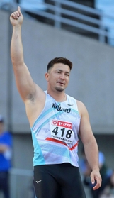 男子やり投げ決勝　５回目の投てきで８２メートル６５を記録し、人さし指を掲げるディーン元気＝１日午後、大阪市東住吉区、ヤンマースタジアム長居（撮影・風斗雅博）