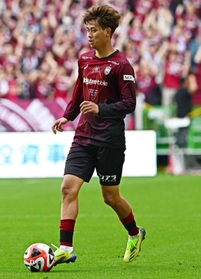 前線左で好機をつくる神戸の汰木。１試合平均クロス数はリーグトップの４・７を誇る＝５月27日、ノエビアスタジアム神戸 