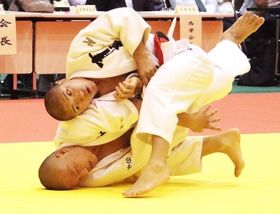 柔道男子団体決勝・育英-神港学園　投げ技を決める育英の納庄主将（上）＝高砂市総合体育館