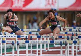 女子１００メートル障害決勝　１２秒９５で優勝した寺田明日香。左は４位の福部真子（撮影・小林良多）