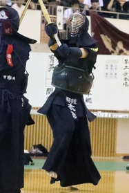 剣道男子団体決勝・育英-関学　最後まで攻め続けた関学の本郷（右）