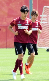 ５月１６日の公開練習でランニングする神戸の山川（右から２人目）＝神戸市西区のいぶきの森球技場