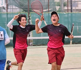 ソフトテニス男子団体決勝・神戸星城ー市尼崎　ストレート勝ちを収めた市尼崎の本勝（中央）、中尾組＝市尼崎高（撮影・長嶺麻子）