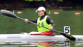 カヌー女子カヤックシングルで２連覇を果たした岩井瑞希（武庫川大付）＝音水湖カヌー競技場