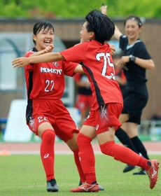 サッカー女子決勝・日ノ本-神戸弘陵　後半、先制点を決めて喜ぶ日ノ本の木下（右）。左は追加点を決めた高橋あ＝三木総合防災公園第２陸上競技場（撮影・鈴木雅之）