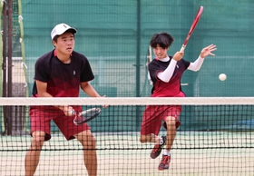 ソフトテニス男子団体決勝・神戸星城ー市尼崎　ストレート勝ちを収めた市尼崎の本勝（右）、中尾組＝市尼崎高（撮影・長嶺麻子）