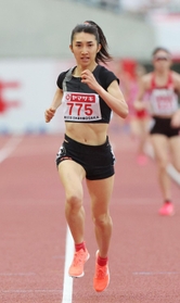 女子５０００メートル決勝　後続を引き離して１５分１０秒６３で優勝した田中希実＝大阪市のヤンマースタジアム長居（撮影・小林良多）