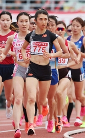 女子５０００メートル決勝　後半一気にトップに立ち、後続を引き離す田中希実（７７５）＝大阪市のヤンマースタジアム長居（撮影・小林良多）