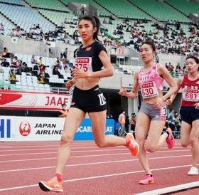 女子５０００メートル決勝　後半一気にトップに立ち、１５分１０秒６３で優勝した田中希実（左）＝撮影・小林良多