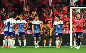 Ｃ大阪-チェント・クオーレ・ハリマ　後半、２失点目を喫し、肩を落とすチェント・クオーレ・ハリマの選手たち＝大阪市、ヨドコウ桜スタジアム（撮影・鈴木雅之）