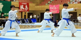 空手女子団体形決勝　優勝を飾った東洋大姫路の（左から）高田歩果、森唯稀、田口侑菜＝神戸常盤アリーナ（撮影・鈴木雅之）