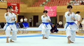 空手女子団体形決勝・東灘-東洋大姫路　優勝を決めた東洋大姫路の（左から）高田歩果、森唯稀、田口侑菜＝神戸常盤アリーナ（撮影・鈴木雅之）