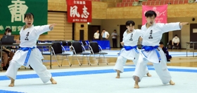 空手女子団体形決勝　優勝を飾った東洋大姫路の（左から）高田歩果、森唯稀、田口侑菜＝神戸常盤アリーナ（撮影・鈴木雅之）