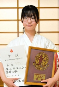 弓道女子個人　１２射皆中で初優勝した甲南女の中西桃子＝兵庫県立弓道場