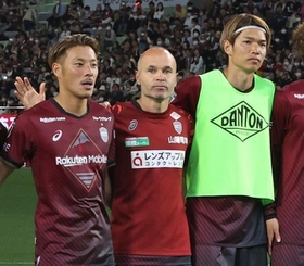 ヴィッセル神戸のイニエスタ（中央）＝５月13日、ノエビアスタジアム神戸