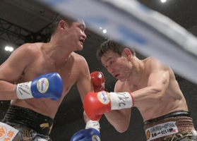 ６回、相手選手と激しい打ち合いを繰り広げる野中悠樹（右）＝１０日午後、大阪市浪速区、エディオンアリーナ大阪（撮影・風斗雅博）