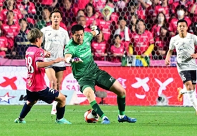 Ｃ大阪－神戸　試合終了間際に神戸のＧＫ前川（左から３人目）がこぼれ球を処理できず、Ｃ大阪の北野（左端）に決勝点を許す（撮影・斎藤雅志）