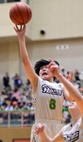 バスケットボール女子決勝・三田松聖ー宝塚西　第４クオーター、シュートを放つ三田松聖の崔＝西宮市ライフパートナーアリーナ（撮影・中西幸大）