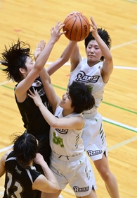 バスケットボール女子決勝・三田松聖ー宝塚西　第４クオーター、リバウンドを競り合う三田松聖の阿部（中央）ら＝西宮市ライフパートナーアリーナ（撮影・中西幸大）