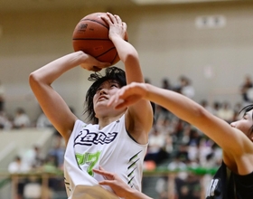 バスケットボール女子決勝・三田松聖ー宝塚西　第３クオータ-、シュートを放つ三田松聖の白箸＝西宮市ライフパートナーアリーナ（撮影・中西幸大）
