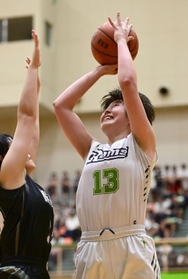 バスケットボール女子決勝・三田松聖ー宝塚西　第４クオータ-、シュートを放つ三田松聖の竹中（１３）＝西宮市ライフパートナーアリーナ（撮影・中西幸大）