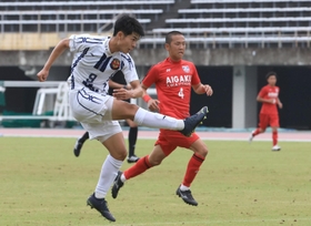 サッカー男子決勝・神戸弘陵－相生学院　前半、シュートを放つ神戸弘陵の馬場（左）＝三木総合防災公園陸上競技場（撮影・小林良多）