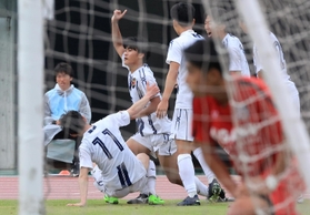サッカー男子決勝・神戸弘陵－相生学院　前半終了間際、先制ゴールを決め、仲間と喜ぶ神戸弘陵の佐波（中央）＝三木総合防災公園陸上競技場（撮影・小林良多）