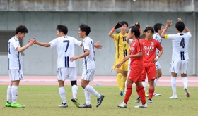 サッカー男子決勝・神戸弘陵－相生学院　接戦を制して優勝を遂げ、喜ぶ神戸弘陵イレブン＝三木総合防災公園陸上競技場（撮影・小林良多）