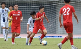 サッカー男子決勝・神戸弘陵-相生学院　激しい攻防を繰り広げた両チームの選手＝三木総合防災公園陸上競技場（撮影・小林良多）