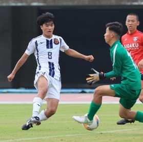 サッカー男子決勝・神戸弘陵－相生学院　前半終了間際、先制ゴールを決める神戸弘陵の佐波（８）＝三木総合防災公園陸上競技場（撮影・小林良多）