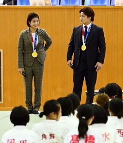 東京五輪の金メダルを身につけて開会式に登場した阿部一二三選手（右）と阿部詩選手＝１１日午前、兵庫県立武道館（撮影・斎藤雅志）