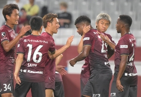 神戸-長野　前半、ＰＫを決めてチームメイトと喜ぶ神戸のリンコン（右から３人目）＝ノエビアスタジアム神戸（撮影・風斗雅博）