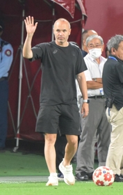 天皇杯２回戦の長野戦の試合後、ピッチに登場し、サポーターに手を振るイニエスタ＝１４日夜、神戸市兵庫区、ノエビアスタジアム神戸（撮影・風斗雅博）