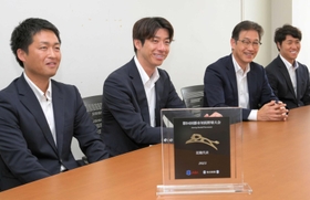 都市対抗大会に向けて抱負を語る（左から）野間マネジャー、津野監督、松藤部長、高橋マネジャー＝神戸新聞社（撮影・風斗雅博）