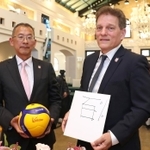 ヴィクトリーナ姫路の上原光徳新社長（左）とアビタル・セリンジャー新監督＝５月10日、姫路市内