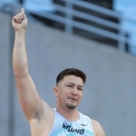 男子やり投げ決勝　５回目の投てきで８２メートル６５を記録し、人さし指を掲げるディーン元気＝１日午後、大阪市東住吉区、ヤンマースタジアム長居（撮影・風斗雅博）