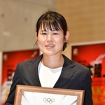 ロンドン五輪繰り上げ入賞の表彰を受けた渕瀬真寿美（撮影・中田匡峻）