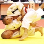 柔道男子団体決勝・育英-神港学園　投げ技を決める育英の納庄主将（上）＝高砂市総合体育館