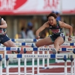 女子１００メートル障害決勝　１２秒９５で優勝した寺田明日香。左は４位の福部真子（撮影・小林良多）