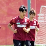 ５月１６日の公開練習でランニングする神戸の山川（右から２人目）＝神戸市西区のいぶきの森球技場