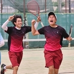 ソフトテニス男子団体決勝・神戸星城ー市尼崎　ストレート勝ちを収めた市尼崎の本勝（中央）、中尾組＝市尼崎高（撮影・長嶺麻子）