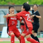 サッカー女子決勝・日ノ本-神戸弘陵　後半、先制点を決めて喜ぶ日ノ本の木下（右）。左は追加点を決めた高橋あ＝三木総合防災公園第２陸上競技場（撮影・鈴木雅之）