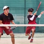ソフトテニス男子団体決勝・神戸星城ー市尼崎　ストレート勝ちを収めた市尼崎の本勝（右）、中尾組＝市尼崎高（撮影・長嶺麻子）